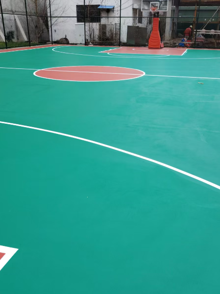凤凰镇 球场长期使用易出现地面开裂